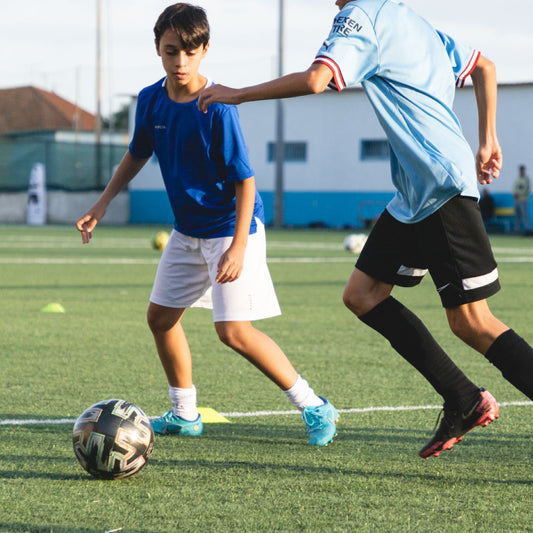 jovens jogadores de futebol a treinar na Sports Academy