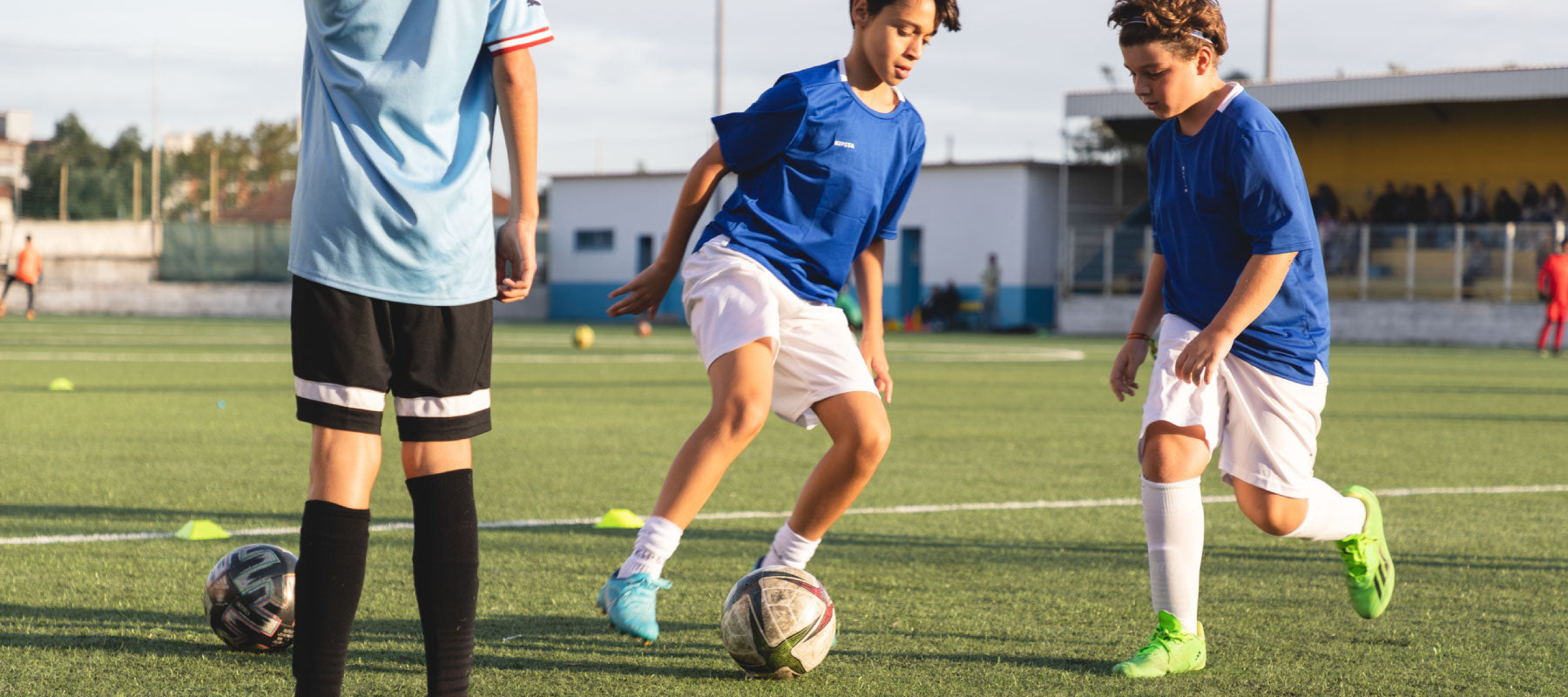 Jogadores de futebol a treinar na sports academy no dace