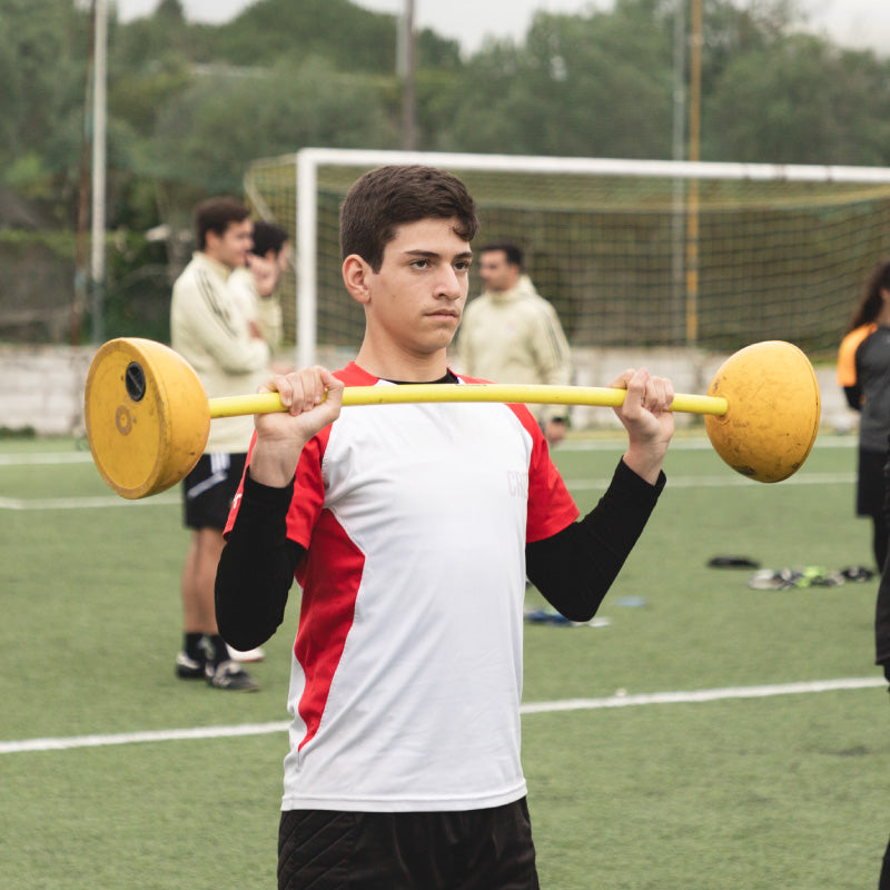 jovens jogadores de futebol a treinar a performance física na Sports Academy